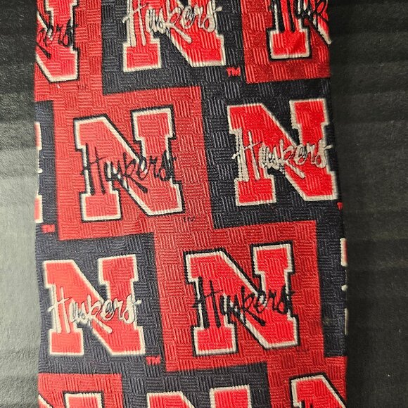 100% Silk Nebraska Huskers 54 Inch Men's Dress Tie NCAA Go Big Red Tie - Picture 2 of 7